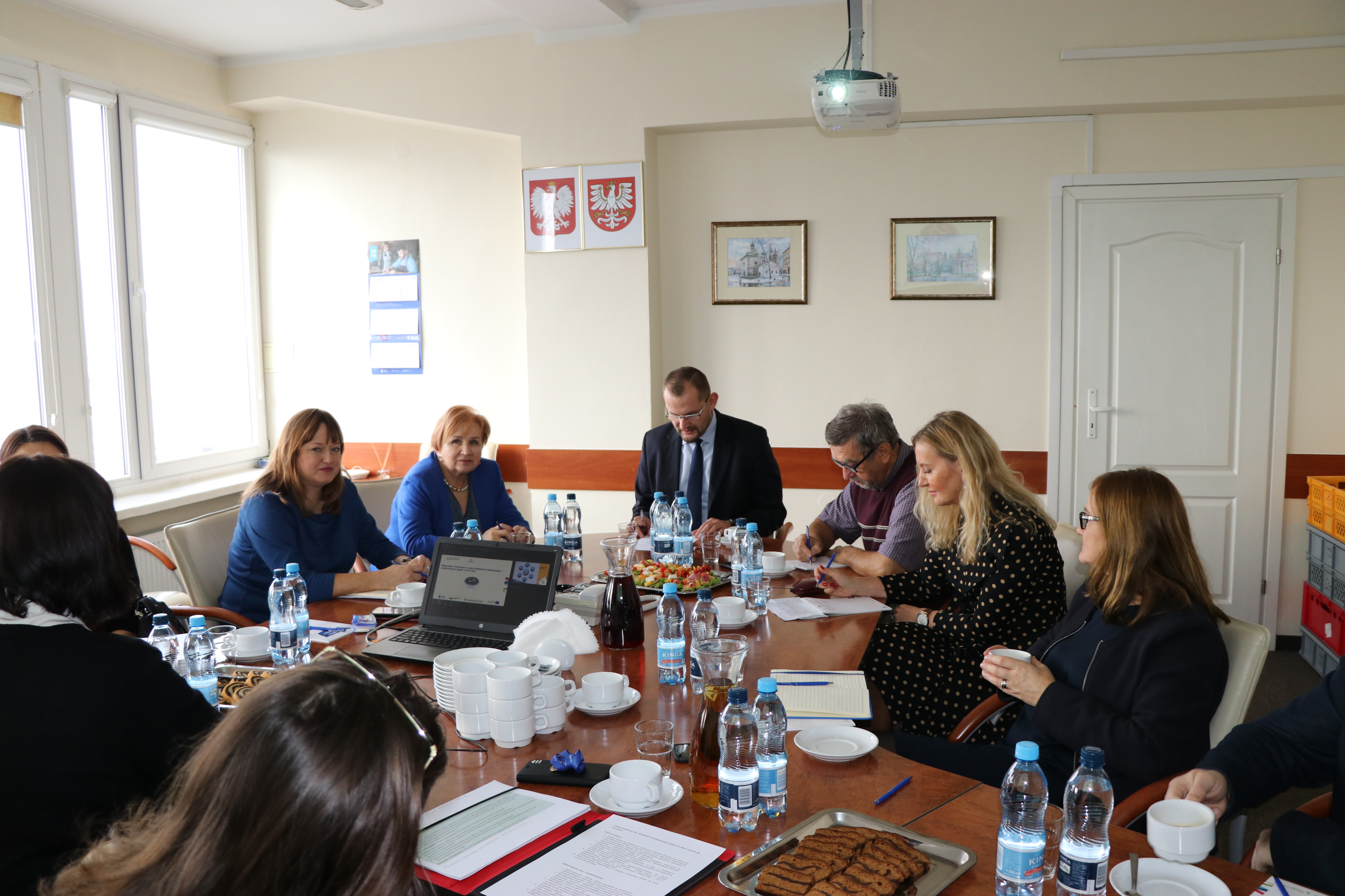 Członkowie Rady Programowej Małopolskiego Partnerstwa na rzecz Kształcenia Ustawicznego w toku pracy podczas posiedzenia