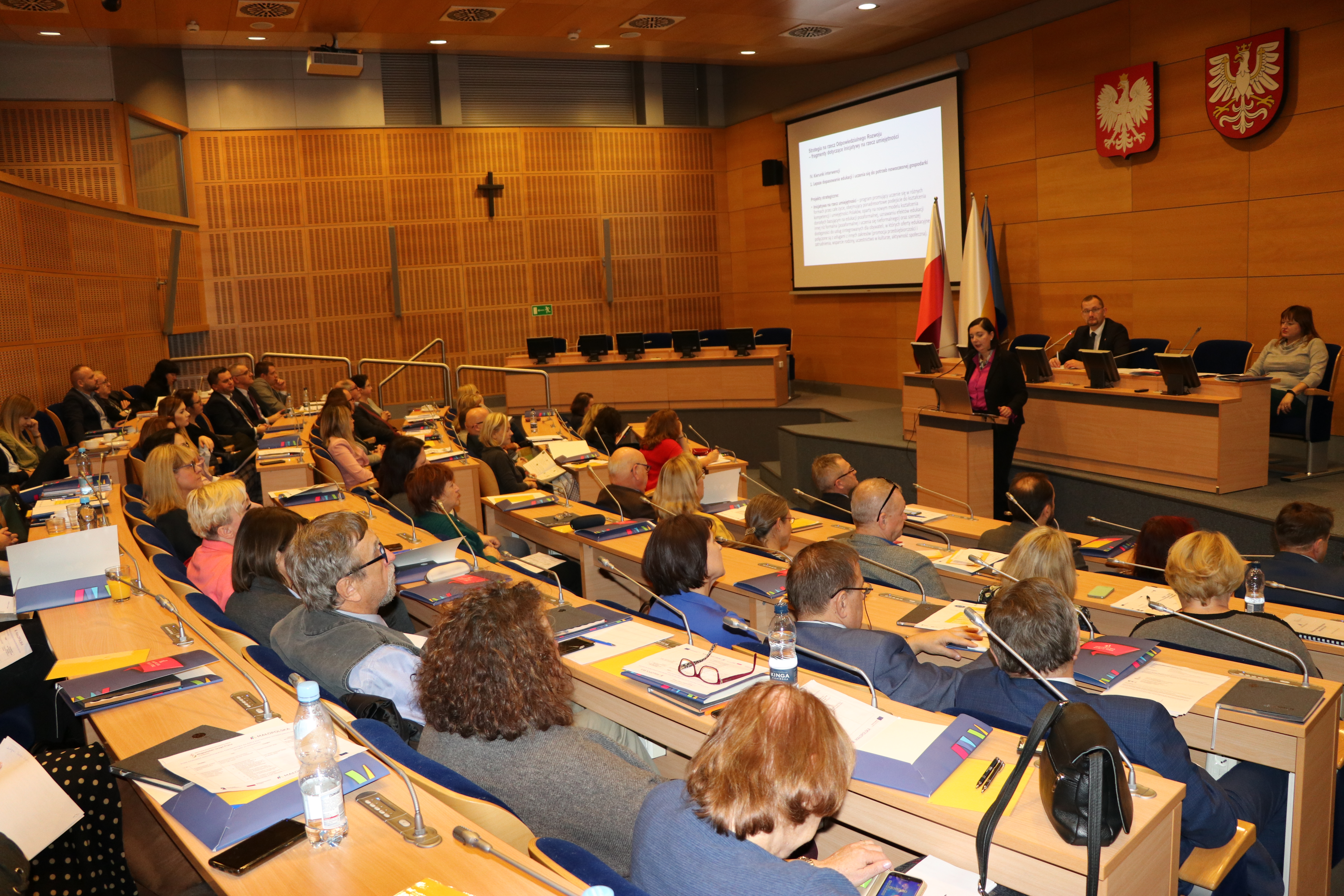 Partnerzy Małopolskiego Partnerstwa na rzecz Kształcenia Ustawicznego podczas obrad w sali sejmiku województwa małopolskiego