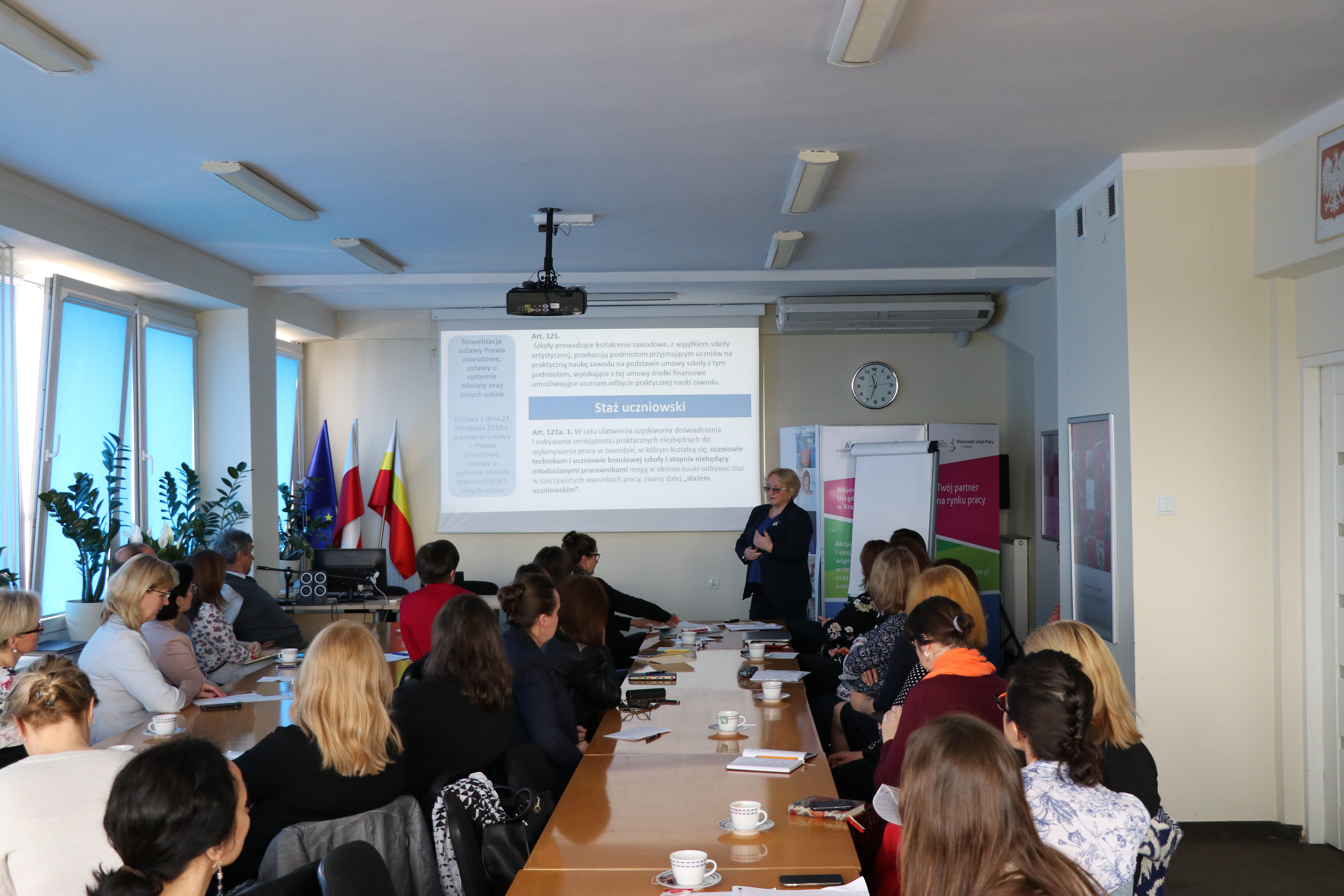 Zdjęcie jedynie dla celów ilustracyjnych - spotkanie z udziałem wielu osób