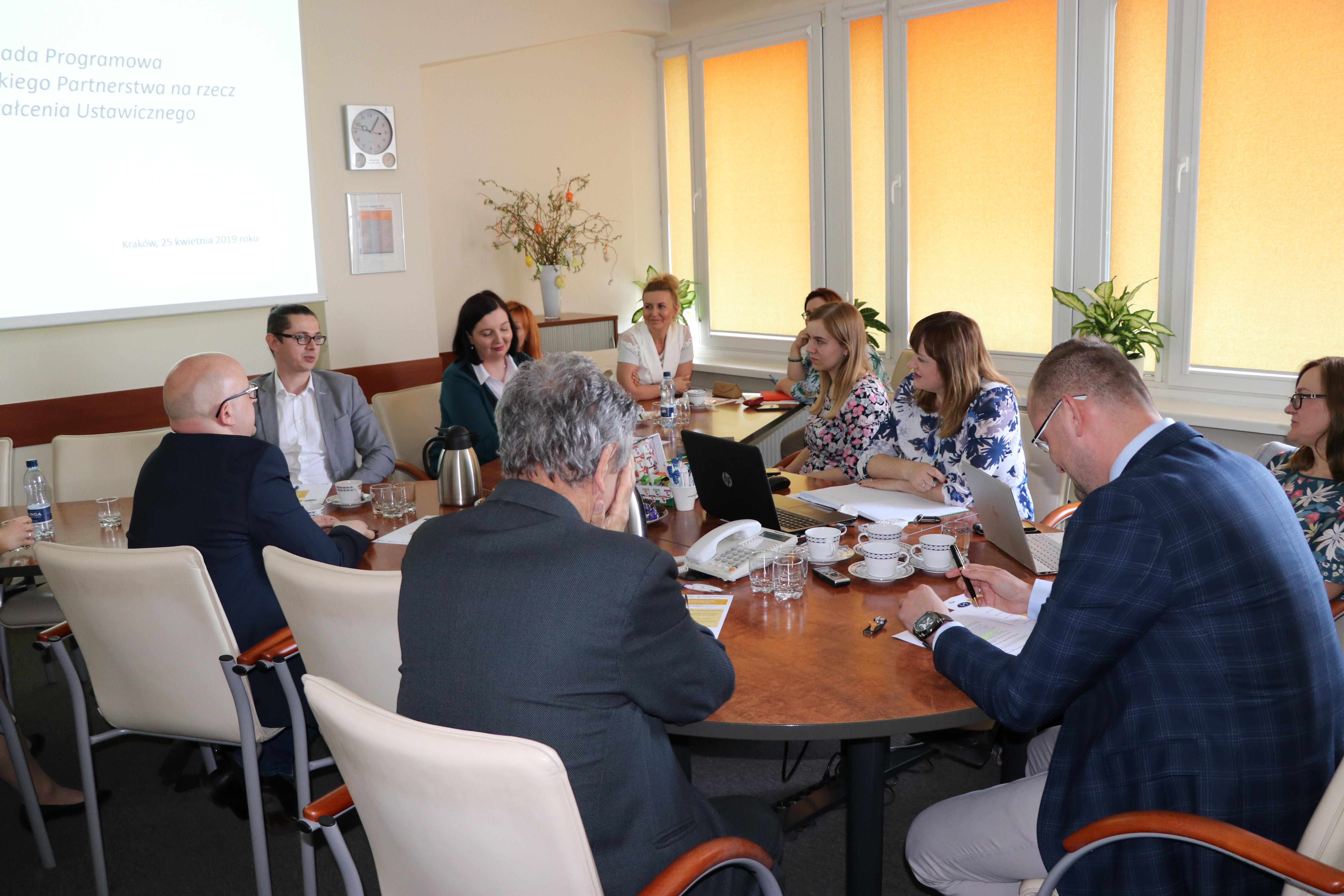 Członkowie Rady Programowej Małopolskiego Partnerstwa na rzecz Kształcenia Ustawicznego w toku pracy podczas posiedzenia