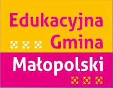 Logotyp Edukacyjnej Gminy Małopolski - na żółto-różowym tle napis Edukacyjna Gmina Małopolski