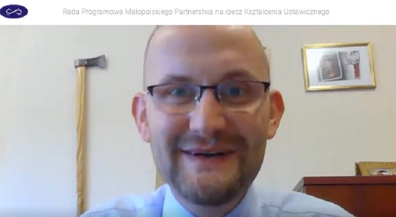 Wicedyrektor Wojewódzkiego Urzędu Pracy w Krakowie Michał Kądziołka podczas zdalnego posiedzenia Rady Programowej Małopolskiego Partnerstwa na rzecz Kształcenia Ustawicznego
