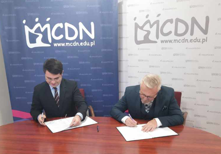 Na zdjęciu: po lewej stronie - Łukasz Cieślik, dyrektor Małopolskiego Centrum Doskonalenia Nauczycieli, po prawej - Jan Gąsienica-Walczak, dyrektor WUP w Krakowie. 