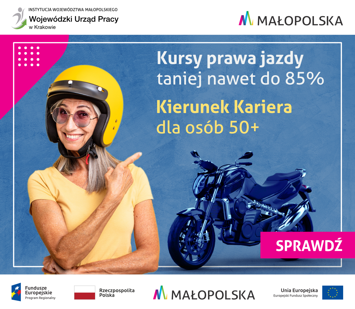 Po lewej stoi uśmiechnęta kobieta w średnim wieku, w kasku motocyklowym na głowie i wskazuje ręką na nowoczesny motocykl. Z prawej napisy: Kierunek Kariera dla osób 50+ kursy prawa jazdy taniej nawet o 85% Sprawdź.