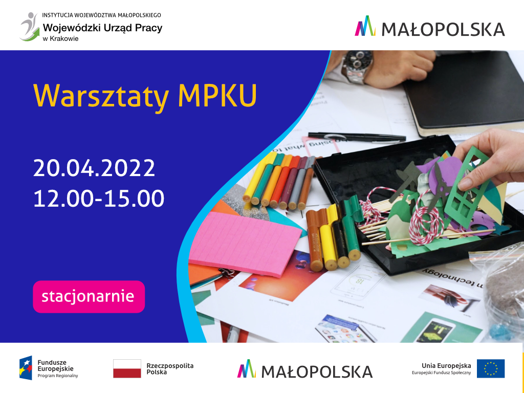 Grafika reklamowa: napisy: Warsztaty MPKU, 20.04.2022 12.00-15.00 stacjonarnie. Napisy umieszczone są na ciemnoniebieskim tle, po lewej stronie. Z prawej zdjęcie różnych materiałów plastycznych wykorzystywanych podczas warsztatów. Na górze logotypy: Wojewódzkiego Urzędu Pracy w Krakowie z dopiskiem instytucja województwa małopolskiego, Małopolski. Na dole logotypy: Funduszy Europejskich - Regionalnego Programu Operacyjnego, flaga Polski, logotyp Małopolski, flaga Unii Europejskiej z dopiskiem Europejski Fundusz Społeczny