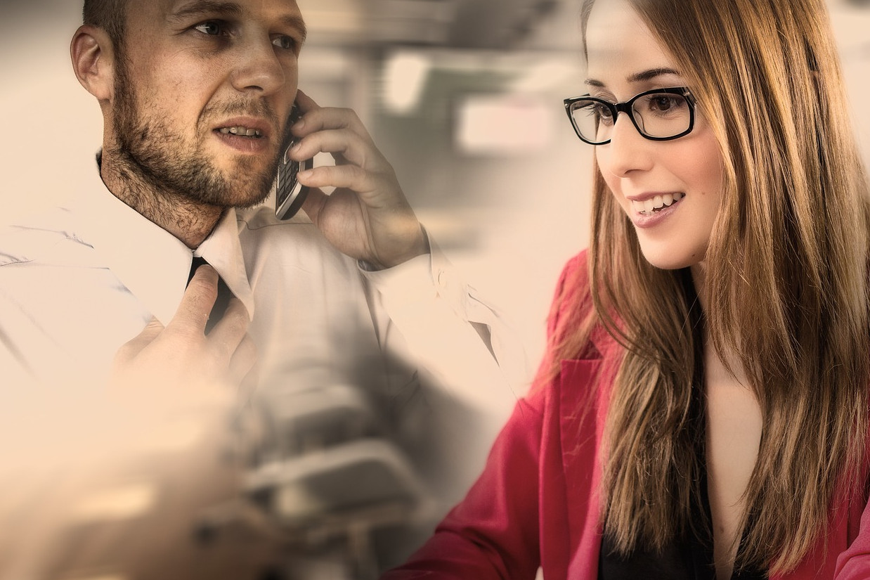 Kolaż zdjęć. Z lewej mężczyzna w białej koszuli z krawatem, rozmawiający przez telefon. Po prawej uśmiechnięta kobieta w okularach, ubrana w czerwoną garsonkę.