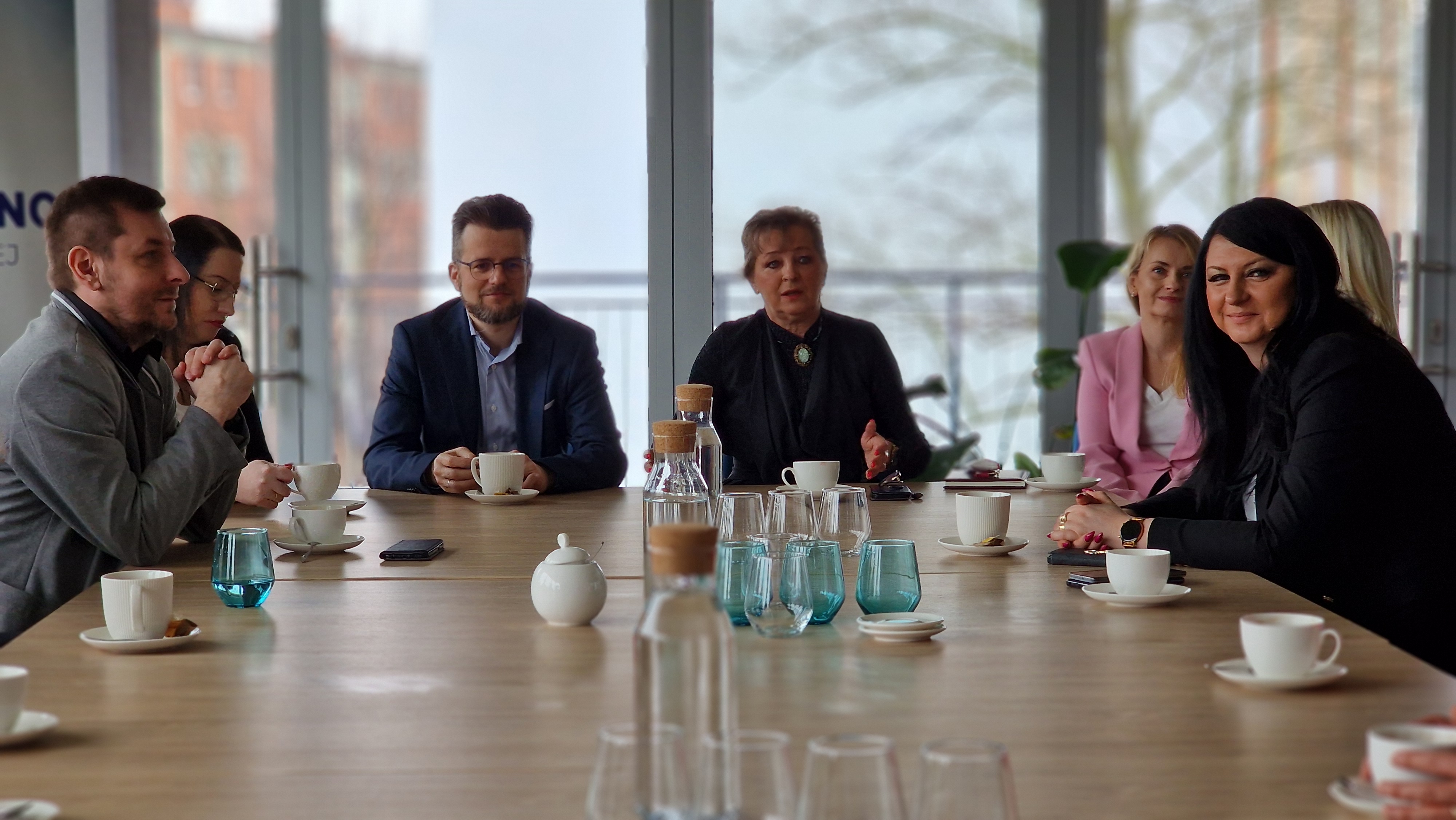 Uczestnicy spotkania w Jaworznickim Laboratorium Biznesu: Przewodnicząca Rady Programowej Pani Dorota Niemiec wraz z pracownikami Wojewódzkiego Urzędu Pracy w Krakowie, Powiatowego Urzędu Pracy w Jaworznie oraz Urzędu Pracy Powiatu Krakowskiego.