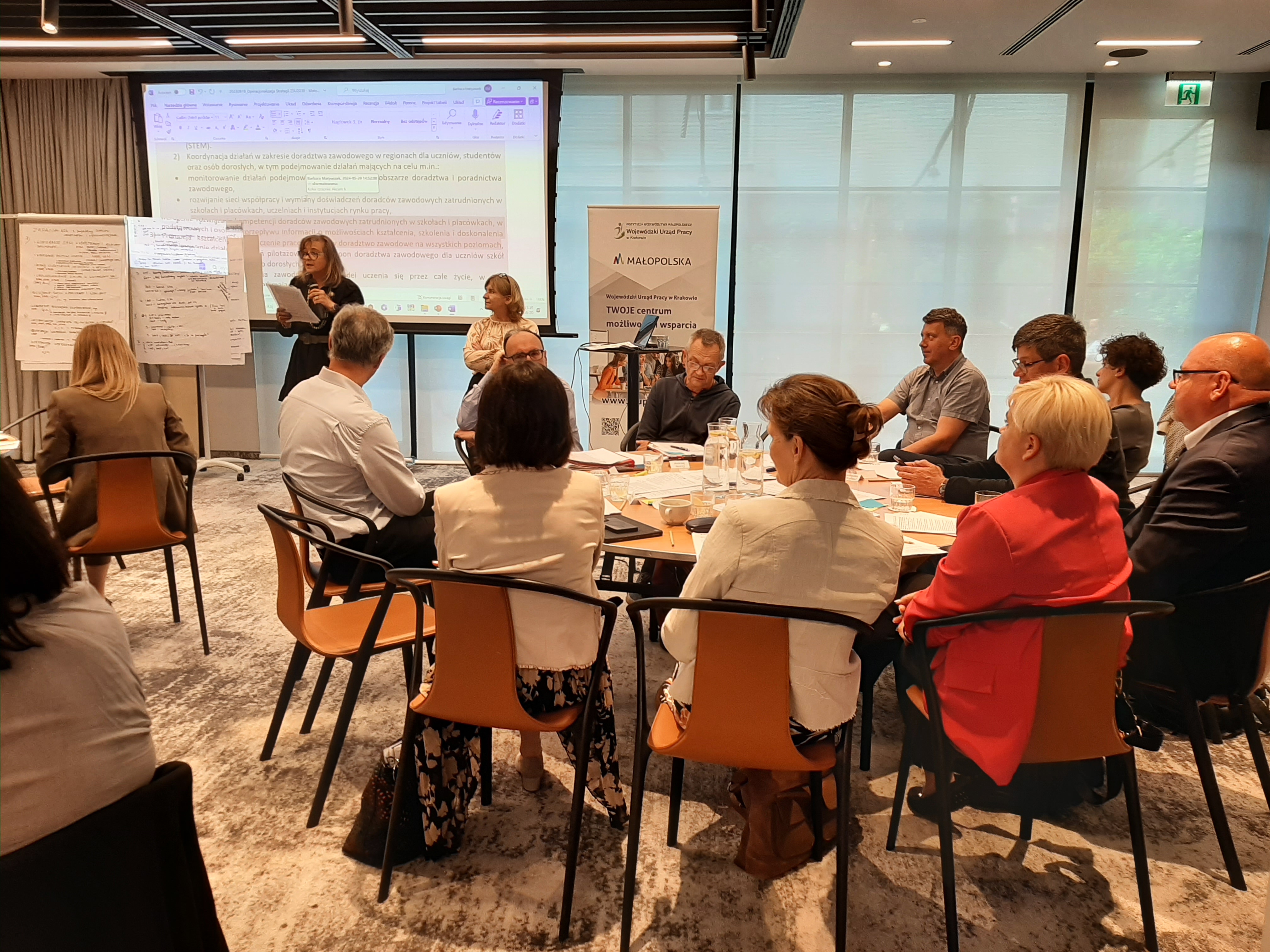 Przewodnicząca Rady Programowej Pani Dorota Niemiec przemawiająca do uczestników warsztatu Wojewódzkiego Zespołu Koordynacyjnego i Małopolskiego Partnerstwa na rzecz Kształcenia Ustawicznego.