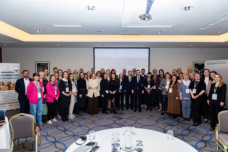 Kilkudziesięciu uczestników spotkania w ramach Strategii Unii Europejskiej dla Regionu Morza Bałtyckiego. Zdjęcie pamiątkowe w sali konferencyjnej.