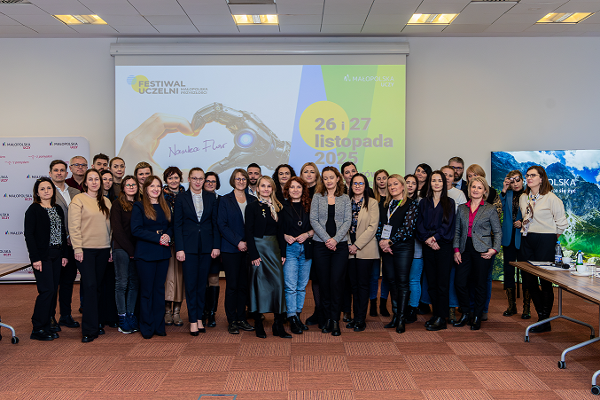 Grupowe zdjęcie Członków Małopolskiego Partnerstwa na rzecz Osób Młodych na tle slajdu Festiwal Uczelni - Małopolska Przyszłości