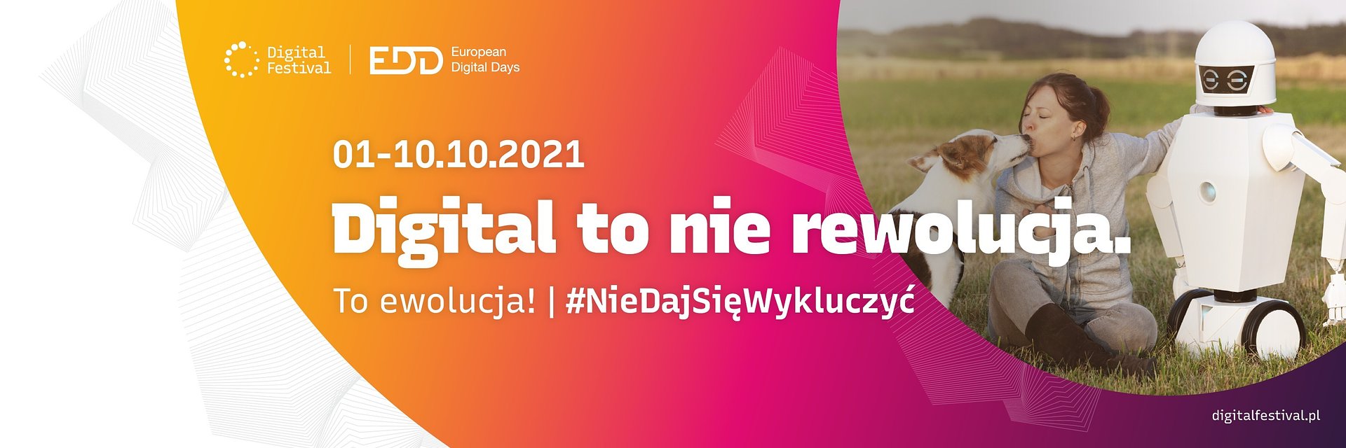 kobieta całuje psa na polanie, obok niej stoi biały robot