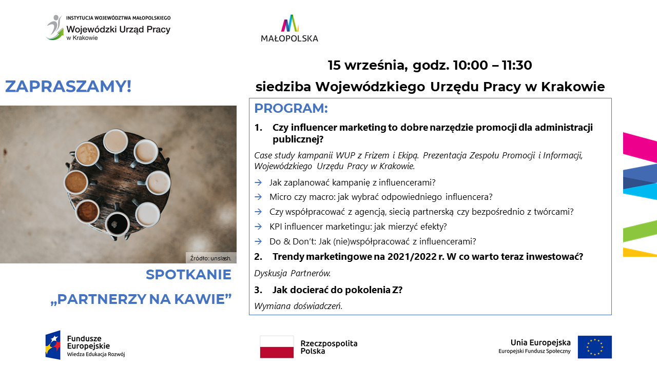 Infografika zawierająca po prawej stronie zdjęcie kubków kawy na okrągłym stoliku zrobione od góry, a po prawej stronie zawierająca dane o miejscu, godzinie i programie spotkania Partnerów.  