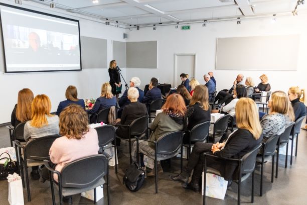 Sala wypełniona uczestnikami Zgromadzenia Małopolskiego Partnerstwa na rzecz Osób Młodych